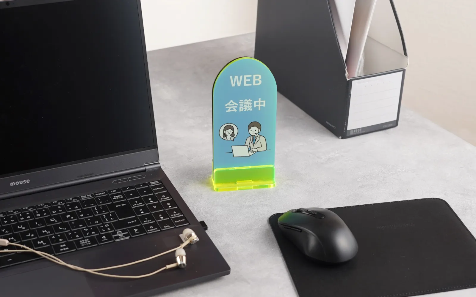 オフィスのデスクとアクリルスタンドのイメージ